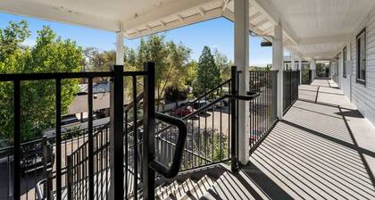 Modern Reno Stay | Near Bars & Shops