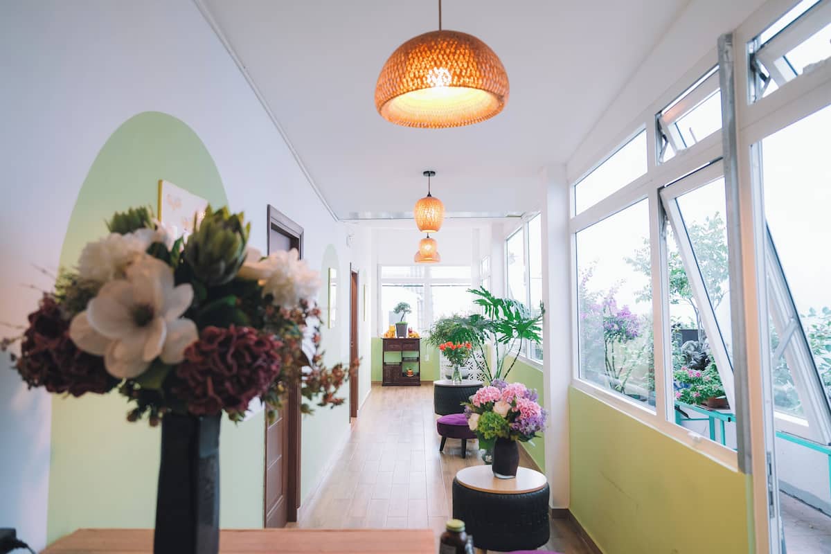 Doppia familiare, vista giardino | Area soggiorno | Smart TV 55 pollici con canali via cavo