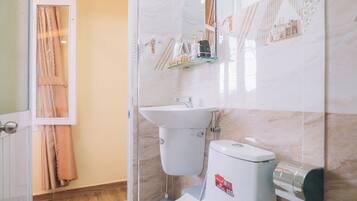 Quarto casal família, vista para o jardim | Banheiro | Chinelos