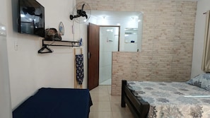 1 habitación, escritorio y espacio para trabajar con laptop 