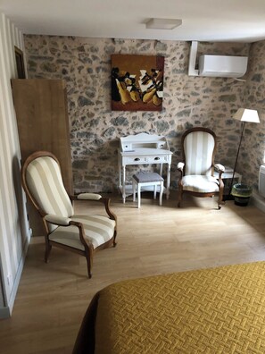 2 chambres, fer et planche à repasser, Wi-Fi, draps fournis