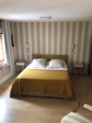 2 habitaciones, tabla de planchar con plancha, wifi y ropa de cama 