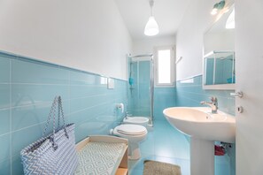 Dusj, hårføner, bidé og håndklær