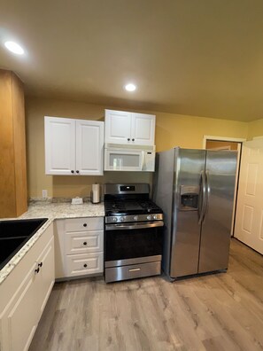 Kjøleskap, mikrobølgeovn, ovn og kokeplater