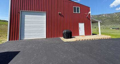 Charming 3-bedroom barn with AC, WiFi in delightful Lava Hot Springs