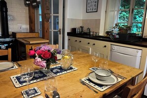 Fridge, microwave, dishwasher, toaster - Riverside Cottage in the magical Brú na Bóinne (Rosnaree)