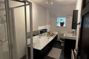 تجهيزات دش، مناشف، صابون، ورق حمّام