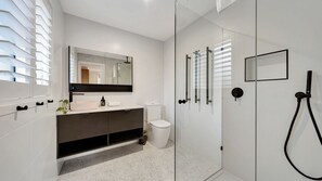 Shower, hair dryer - Punkah Junction Country Getaway (Porepunkah)
