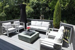 Property grounds - Fire Pit - 4 Min from UNC - 7 Min from Carrboro - Fast Wi-Fi (Chapel Hill)