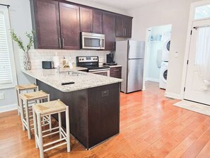 Fridge, microwave, oven, stovetop - Fire Pit - 4 Min from UNC - 7 Min from Carrboro - Fast Wi-Fi (Chapel Hill)