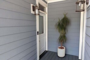 Interior - Fire Pit - 4 Min from UNC - 7 Min from Carrboro - Fast Wi-Fi (Chapel Hill)