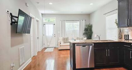 Fire Pit - 4 Min from UNC - 7 Min from Carrboro - Fast Wi-Fi