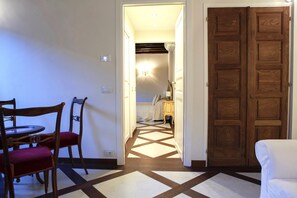 Appartement, vue ville | Coin séjour | Télévision à écran plat