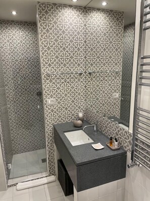 Apartment, Stadtblick | Badezimmer | Kostenlose Toilettenartikel, Haartrockner, Handtücher, Seife