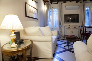 Appartement, vue ville | Coin séjour | Télévision à écran plat