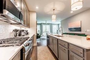 Fridge, microwave, oven, stovetop - Greenhouse Spacious Home in East Nashville 12ppl (Nashville)