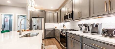 Geladeira, micro-ondas, fogão, cooktop