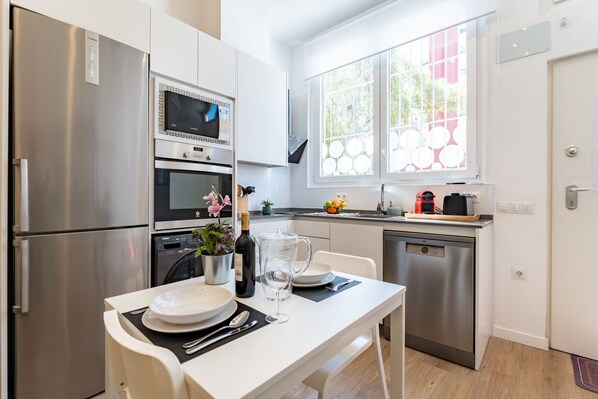 Fridge, microwave, oven, stovetop