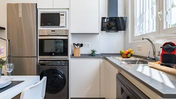 Een koelkast, een microgolfoven, een oven, een vaatwasser