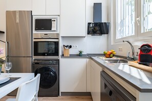 Geladeira, micro-ondas, fogão, lava-louças