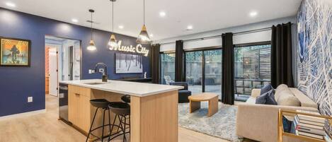 Televisie, een stereo en een kantoor