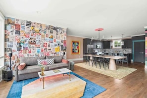 Een televisie, een open haard, videogames en een stereo