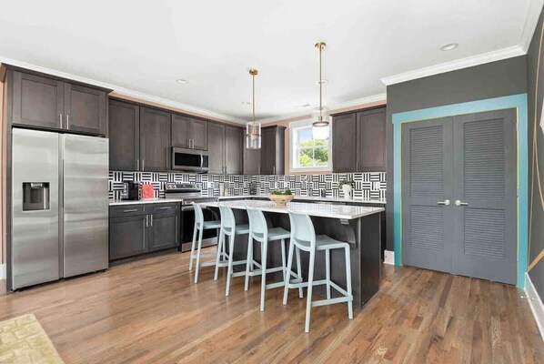 Een koelkast, een magnetron, een oven, een kookplaat