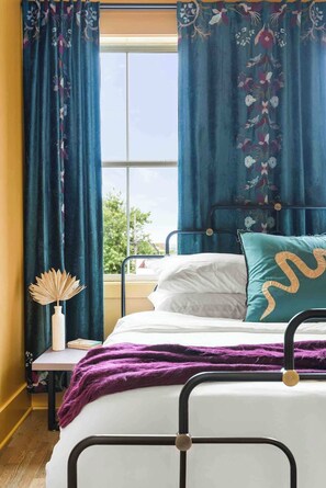 3 habitaciones, tabla de planchar con plancha, wifi y ropa de cama 