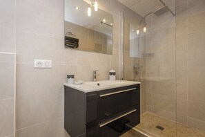 Haartrockner, Handtücher, Seife, Toilettenpapier