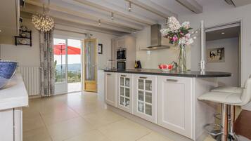 冰箱、微波炉、烤箱、炉灶