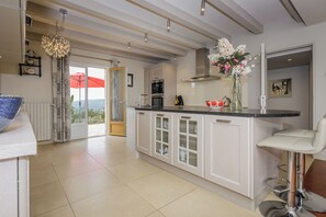 Fridge, microwave, oven, stovetop - Villa le Pechoir (Unknown)