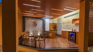 Un espace intérieur accueillant et bien éclairé, avec des meubles en bois et un coin bar.