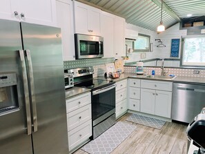 Four à micro-ondes, un four, surface de cuisson, lave-vaisselle