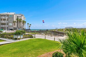 Apartamento, 1 cama de matrimonio grande con sofá cama (Beachside Villas 611) | Jardines del alojamiento
