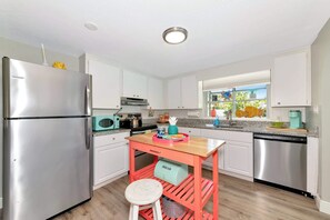 Fridge, microwave, oven, stovetop - Beachy Cottage close to Siesta | 3 Bed | Huge Pool (Sarasota)