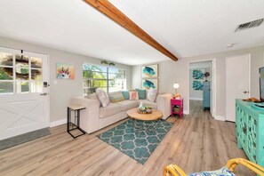TV, offices - Beachy Cottage close to Siesta | 3 Bed | Huge Pool (Sarasota)