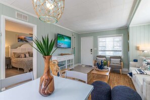 TV - Charming 2BD Bungalow Close to Crescent Beach! (Sarasota)