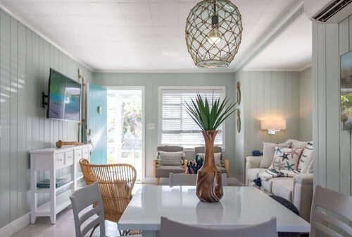 Charming 2BD Bungalow Close to Crescent Beach!