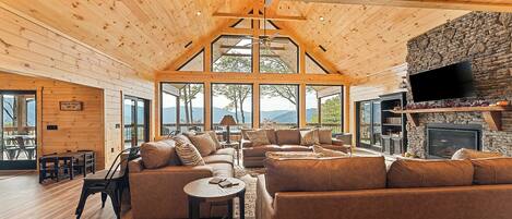 Smart-TV, Kamin, Tischfußball, Tischtennisplatte