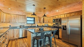 Kylskåp, mikrovågsugn, ugn och spishäll