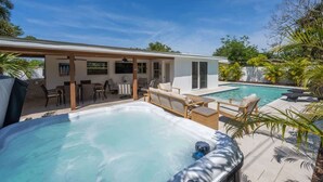 A modern house with a hot tub, outdoor seating, and a swimming pool. - Sarasota Pool Home| Hot-tub| 2-miles to Siesta (Sarasota)
