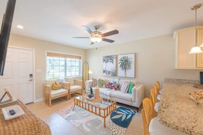 TV - Chic Peaceful 3BD Cottage - Walk to Siesta! (Sarasota)