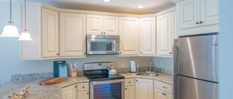 Refrigerador, microondas, horno, placa de cocina