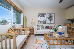 TV - Chic Peaceful 3BD Cottage - Walk to Siesta! (Sarasota)