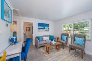 TV, offices - Walkable to Downtown and Parks Brand New Furniture (Sarasota)