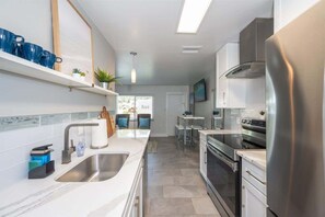 Een koelkast, een magnetron, een oven, een kookplaat