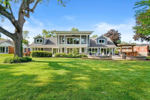 Spacious 5-Bedroom Golf Course Home for Getaways