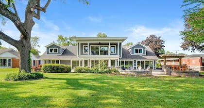 Spacious 5-Bedroom Golf Course Home for Getaways