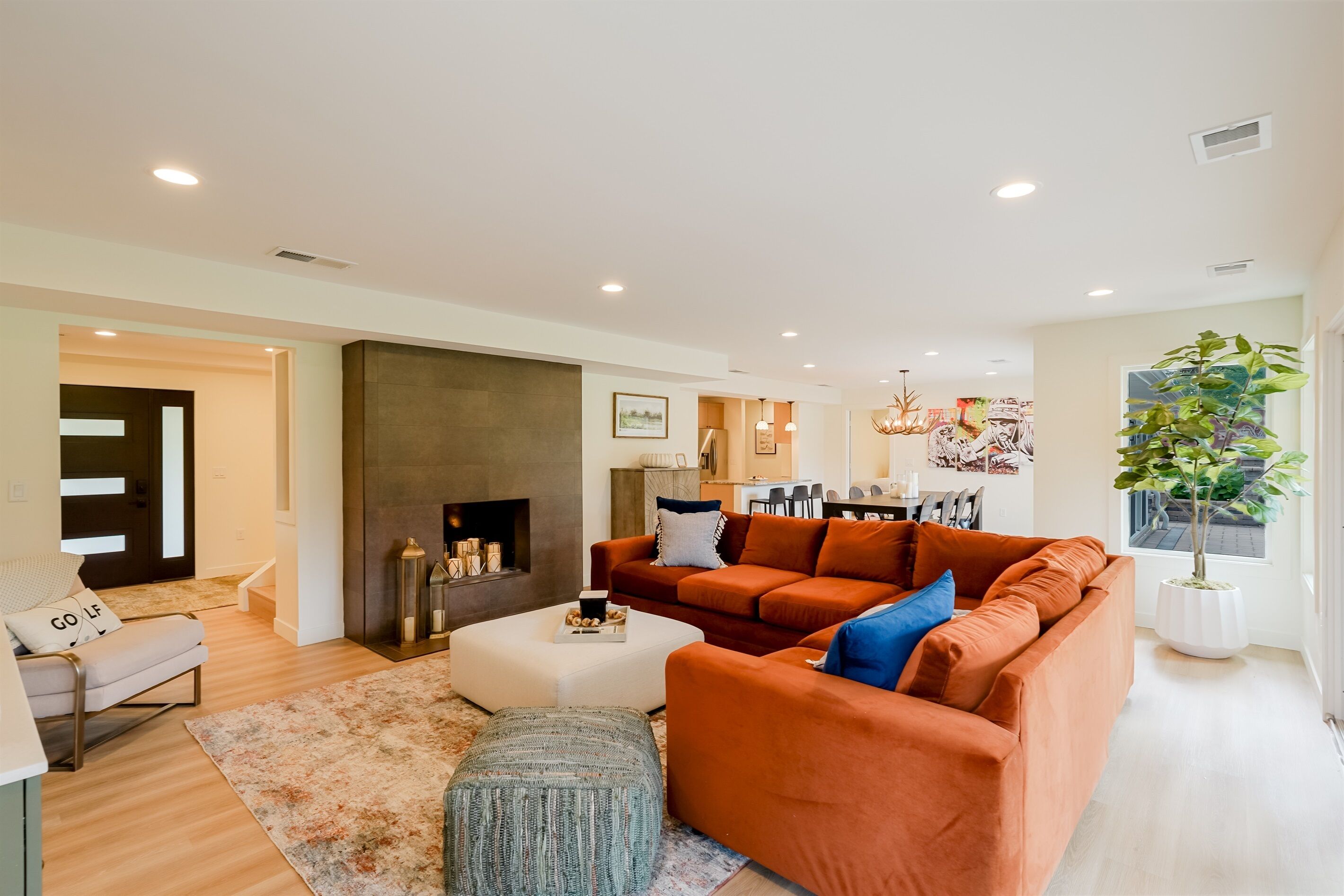 Een smart-tv en een open haard