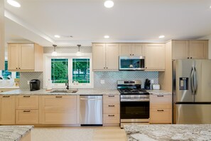 Réfrigérateur, four à micro-ondes, un four, surface de cuisson